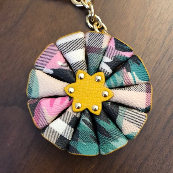 Burberry Flower Keychain - Picture 4 of 8